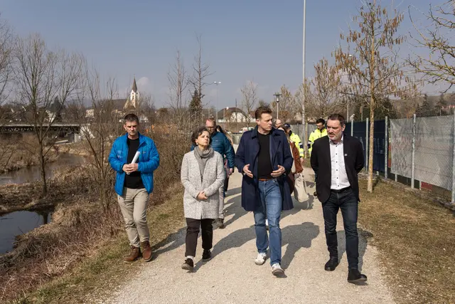 Lokalaugenschein an der Gusen. Von rechts: Bürgermeister Andreas Derntl, Landesrat Stefan Kaineder, Daniela König, Direktorin Umwelt- und Wasserwirtschaft beim Land OÖ, und Wilhelm Somogyi, Gewässerbezirk Linz, Land OÖ. | Foto: Land OÖ/Dedl