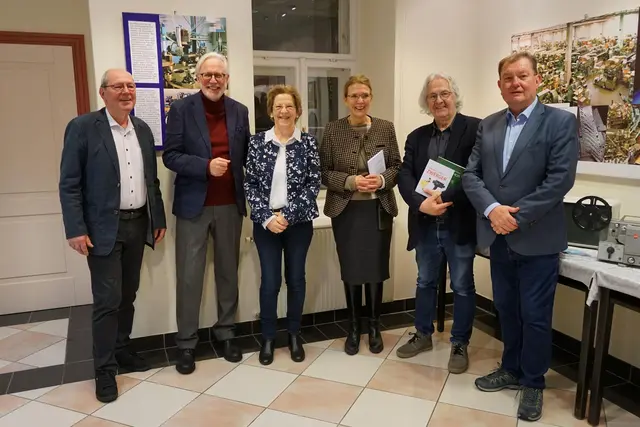 vl. Gus Seemann (eumigMuseum), Kunsthistoriker Carl Aigner, Uschi Seemann (eumigMuseum), Illustratorin Lisbeth Zwerger und Prof. Severin Filek von designaustria sowie Bürgermeister Herbert Janschka  | Foto: Marktgemeinde Wiener Neudorf
