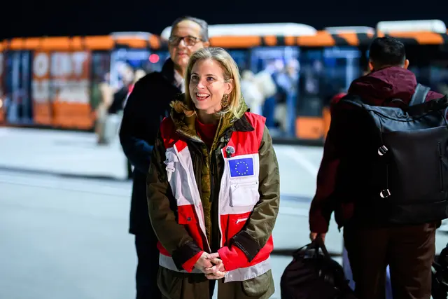 Die Fluggäste wurden bei der Landung von Außenministerin Beate Meinl-Reisinger (Neos) in Empfang genommen. | Foto: APA-Images / APA / MAX SLOVENCIK