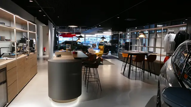 Mit der neuen Kundenlounge schafft das Autohaus Harmtodt ein exklusiv gestaltetes Zentrum der Begegnung. | Foto: Harmtodt