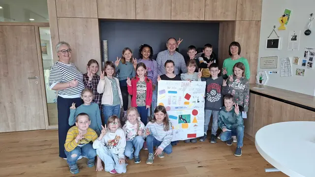 VS Kinder der dritten Klasse mit Pädagogin Martina Baumgartner (re im Bild) sowie Vizebürgermeisterin Anneliese Bräuer (li im Bild) und Bürgermeister Josef Rathgeb (Mitte) | Foto: Marktgemeinde Oberneukirchen