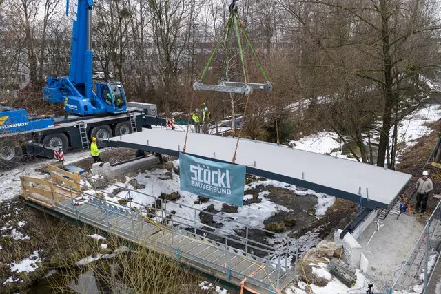 Das Tragwerk der neuen Brücke am Bachwinkelweg wurde eingehoben | Foto: Stöckl Bauverbund / Stefan Gimpl