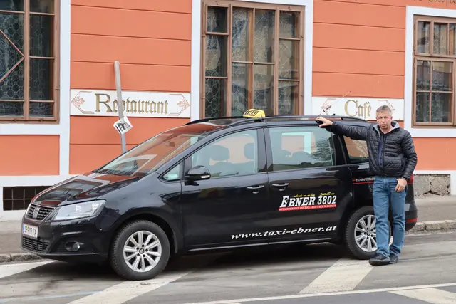 Arno Ebner hat in seiner dreißigjährigen Karriere als Taxifahrer einiges erlebt. Am meisten gefällt ihm an seinem Beruf, täglich so viele unterschiedliche Menschen kennenlernen zu dürfen. | Foto: MeinBezirk.at/Grabic