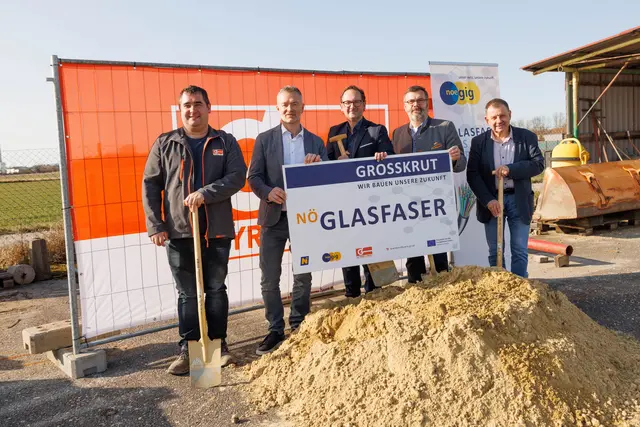 Martin Stundner (Leyrer + Graf), Reinhard Baumgartner (CEO nöGIG), Andreas Minnich (Abgeordneter zum Nationalrat), Bürgermeister Klaus Schütz, Vizebürgermeister Ludwig Huber | Foto: Rainer Fehringer