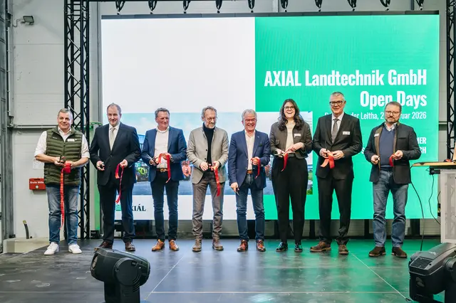 Betriebsleiter Thomas Scheidl, Rüdiger Claas (CLAAS), Achim Hoffmann (CLAAS),  Martin Fassl (ecoplus), Bürgermeister Gerhard Weil (SPÖ), Virág Harsányi (AXIAL), Zsolt Harsányi (AXIAL) und Martin Kramer (HORSCH) | Foto: AXIAL GmbH