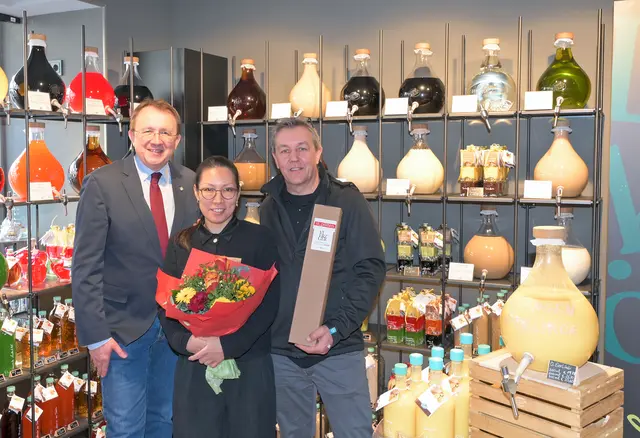 Bürgermeister Matthias Stadler gratulierte der Familie zum Umzug | Foto: Josef Vorlaufer