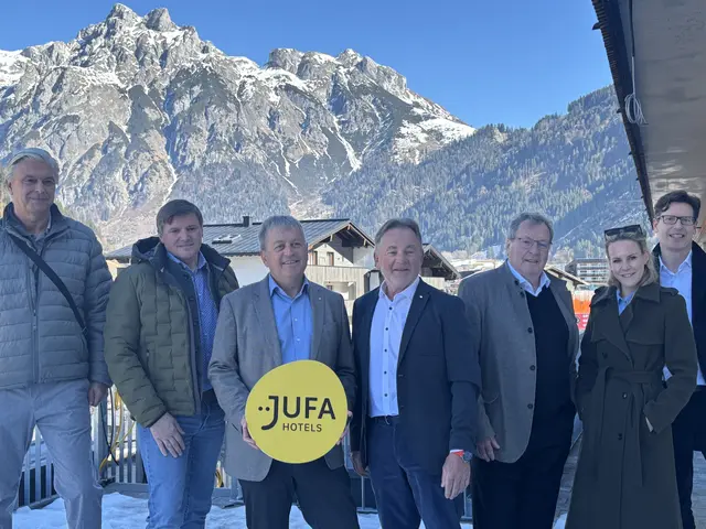 Von links: Maximilian Schmidt, Bürgermeister Kurt Daxer, Gerhard Wendl (Jufa Hotel), GF Peter Kothgasser, Architekt Hermann Eisenköck, Barbara Eisenköck und GF Andreas Mairitsch. | Foto: Emanuel Hasenauer