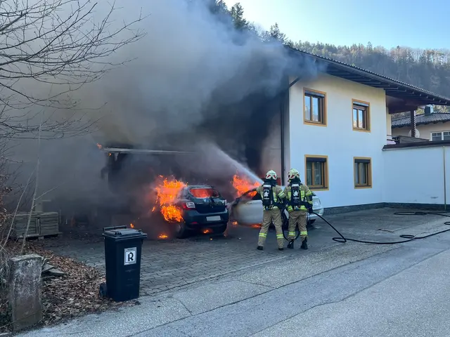 Brand in einer Garage in Schwoich am Donnerstagvormittag. Zwei Pkw, ein Moped sowie das Gebäude wurden dabei beschädigt. | Foto: zoom.tirol