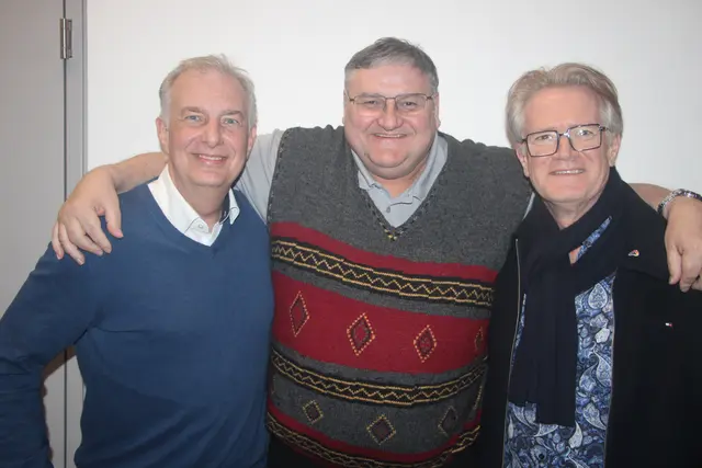 Walter Kammerhofer (m.) mit Johann König (l.) und Hermann Mauritsch vor seinem Auftritt im Kunsthaus Weiz.  | Foto: Josef Hofmüller