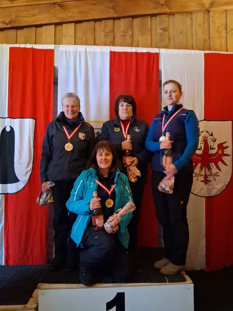 Die Stockerl Platzierten; 2. Brigitte Müller, 3. Maria Tschiltsch, 3. Michaela Straßer, und kniend die Bezirksmeisterin Gertraud Adelsberger