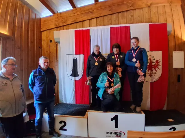 Gratulanten gaben sich ein stell dich ein; vl Andi Aberger und Rupert Straßer, 2. Brigitte Müller, 3. Maria Tschiltsch, 3. Michaela Straßer und kniend die Siegerin Gertraud Adelsberger