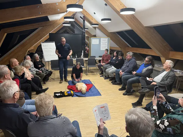 Die praktische Anwendung eines Defibrillators wurde unter fachkundiger Anleitung geschult. | Foto: Gemeinde Mauerbach