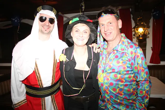 Lustiges Faschingstreiben im Jahr 2014: Die "Blaue Nacht" feierten Hermann Stöllner, Marlies Steiner-Wieser und Walter Rainer in Anthering. | Foto: Archivbild Wolfgang Schweighofer