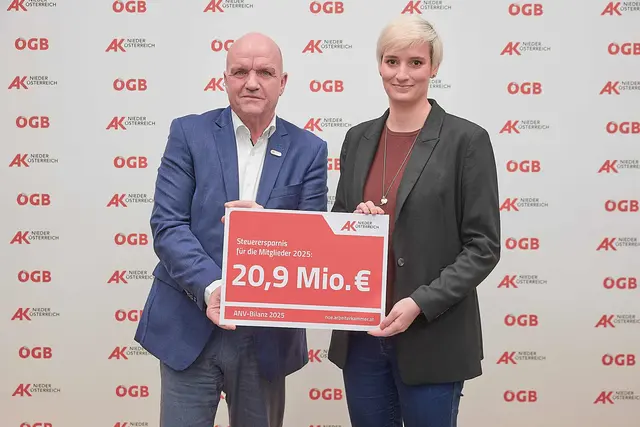AK Niederösterreich-Präsident und ÖGB NÖ-Vorsitzender Markus Wieser und AK-Steuerexpertin Julia Scharitzer präsentieren die Steuersparbilanz 2025. | Foto: Georges Schneider
