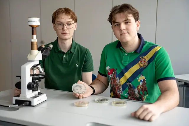 Oskar Moser (links) und Jan Halbschmidt suchen nach neuen Ansätzen gegen resistente Krankheitserreger. | Foto: HTL Braunau