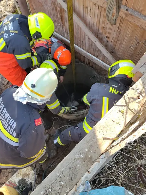 Die Feuerwehrleute hatten alle Hände voll zu tun.  | Foto: FF Oberrohrbach