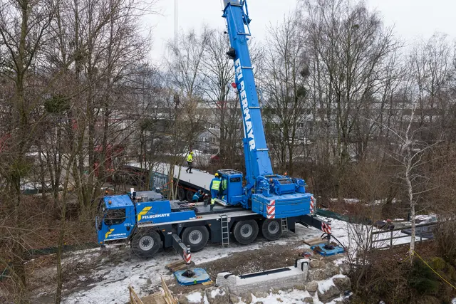 Das Tragwerk der neuen Brücke am Bachwinkelweg wurde eingehoben | Foto: Stöckl Bauverbund / Stefan Gimpl