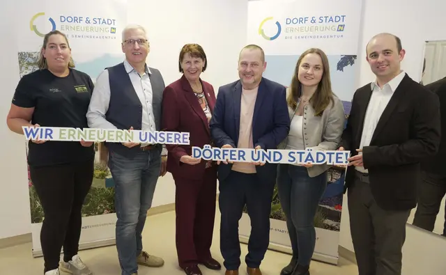 v.li.n.re.: Obfrau Nicole Assfall (Dorferneuerungsverein Rastenfeld), Bgm. Gerhard Wandl (Marktgemeinde Rastenfeld), Obfrau ÖkR Maria Forstner (Verein der NÖ Dorf- und Stadterneuerung), GF Mag. Johannes Wischenbart (NÖ Dorf- und Stadterneuerung GmbH DORN), Landesleiterin Sabine Pfeisinger (Landjugend NÖ), Regionalleiter Christian Haider, MA BA (NÖ Dorf- und Stadterneuerung GmbH DORN, Hauptregion Waldvierte | Foto: Daniel Fries/Dorf- und Stadterneuerung