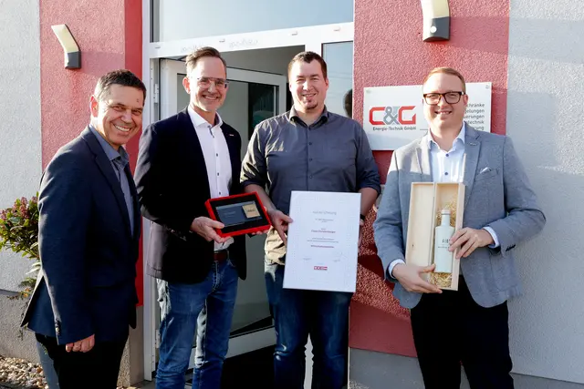 Claus Christenberger, Geschäftsführer der C &amp; G Energie-Technik GmbH in Fraham, nahm die Auszeichnung für 30-jähriges Unternehmertun entgegen.  | Foto: Andreas Maringer