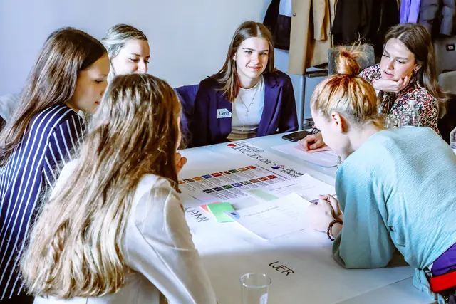 Jugendliche aus HLW, HTL und Altem Gymnasium diskutierten über konkrete Projekte für die Zukunft der Stadt. | Foto: Armin Russold