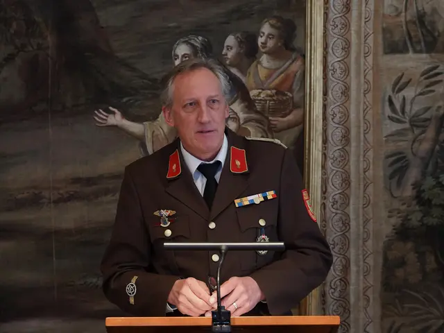 Kommandant-Stellvertreter Christian Schalk über die historischen Funde | Foto: Elisabeth Fürst