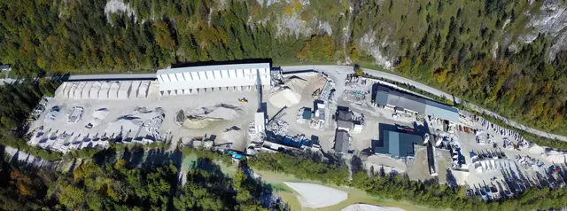 Das Firmengelände in Weißenbach am Attersee: Hier werden Kies, Natursteine und Transportbeton für Bauprojekte in der Region produziert. | Foto: Leube Gruppe