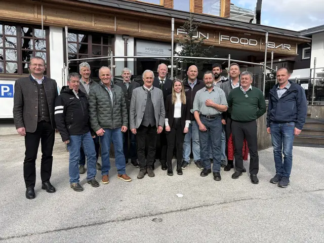 Der Vorstand zeigte sich erfreut über eine gelungene Jubiläumsveranstaltung mit Bürgermeister Josef Unterweger (Fügenberg), AR-Vorsitzenden Kasper Ehammer, Jungzüchtervertreterin Carina Mair, Museumsobmann Andre Lindner und Tuxer-Schweiz-Obmann Stefan Murpf.
 | Foto: Rinderzucht Tirol