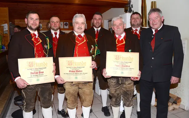 Die ausgezeichneten Mitglieder der Schwoicher Schützenkompanie – Stefan Payr, Klaus Thaler und Franz Tischler – mit Hauptmann Harald Gschwentner, Obmann Daniel Tischler, Oberleutnant Lukas Exenberger und Bgm. Peter Payr (v.l.). | Foto: Nageler
