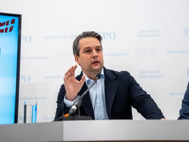 Bei einem Pressetermin präsentiert FPÖ-Wien-Chef Dominik Nepp den Wiener Bürgermeister als "Strippenzieher", der in der Bundes-SPÖ den Takt vorgeben würde. (Archiv) | Foto: Valentina Marinelic/MeinBezirk