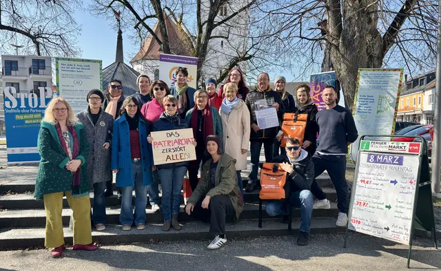 Teilnehmerinnen und Teilnehmer beim 1. Speakers' Corner der Frauenberatung Perg am Donnerstag der Vorwoche beim Brunnen am Hauptplatz in Perg. | Foto: MeinBezirk Perg/Köck