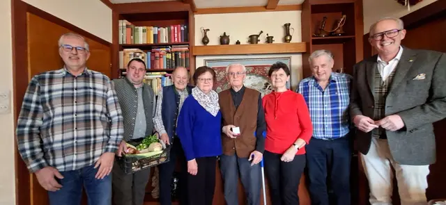Bgm. Franz Dam, Stefan Detter, Michael Graf, Martha Mantler, Jubilar Herbert Mantler, Maria Prantner, Ernst Triska, Vize-Bgm. Leopold Weinlinger | Foto: Marktgemeinde Absdorf