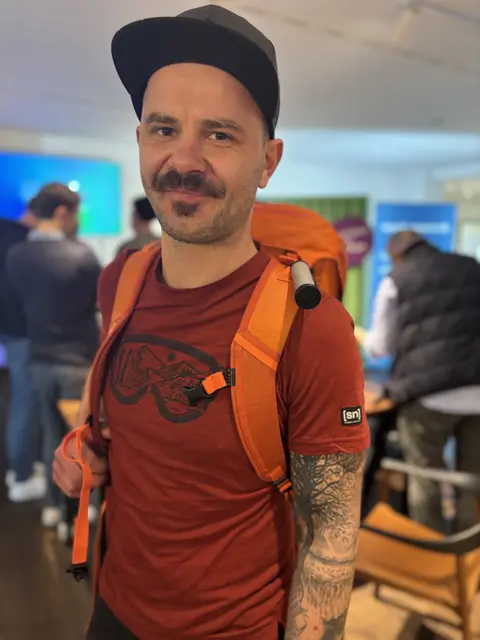 Tobias Hintner ist leidenschaftlicher Skitourengeher und entwickelte einen Rucksack mit Lawinensonde.  | Foto: sm