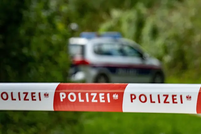 An einem Fluss in St. Florian am Inn haben Jugendliche am 25. Februar 2026 eine Leiche entdeckt. Die Kriminalpolizei geht von einem Tod durch Erhängen aus und arbeitet daran, die Identität des Mannes festzustellen.  | Foto: TEAM FOTOKERSCHI.AT / KERSCHBAUMMAYR (Symbolbild)