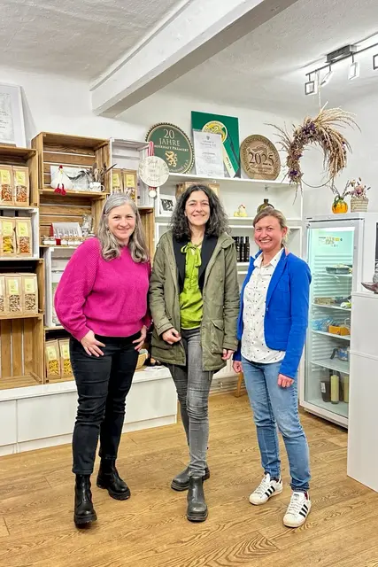Katharina Gsell, Sandra Krautwaschl und Nina Schweinzger beim Austausch am Schweinzger Hof. (v. l.) | Foto: Die Grünen Steiermark