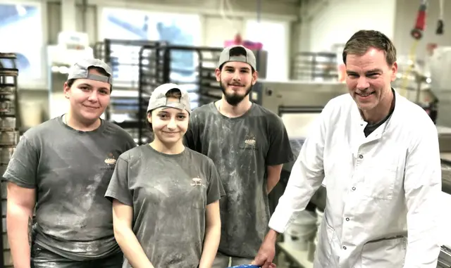 Ramona, Nina und Ismail  freuen sich über ihre Lehrstelle bei Bäckermeister Bernd Hartner. | Foto: Josef Messirek