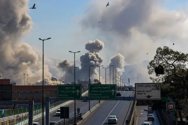 Mit der weiteren Eskalation im Nahen Osten wachsen neben Sorgen um die Energiesicherheit auch Befürchtungen vor möglichen neuen Fluchtbewegungen aus der Krisenregion in Richtung Europa. Foto: Explosionen und Rauchwolken in Teheran. | Foto: APA-Images / AFP / ATTA KENARE