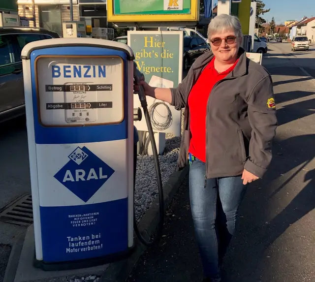 Diese „Tanknostalgie“ steht an einer Tankstelle in der Schärdinger Linzer Straße. Damals, 1970 kostete das Benzin noch 7,00 Schillinge, sprich eine Deutsche Mark. Das waren noch Zeiten. | Foto: Franz Gruber