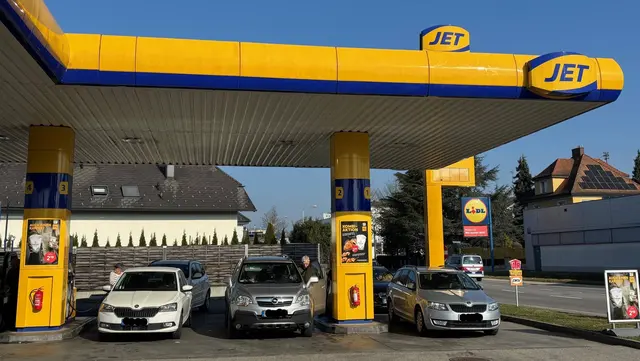 Der Tanktourismus an den Schärdinger Tankstellen boomt. Doch auch hierzulande kletterten die Benzinpreise massiv. | Foto: Franz Gruber