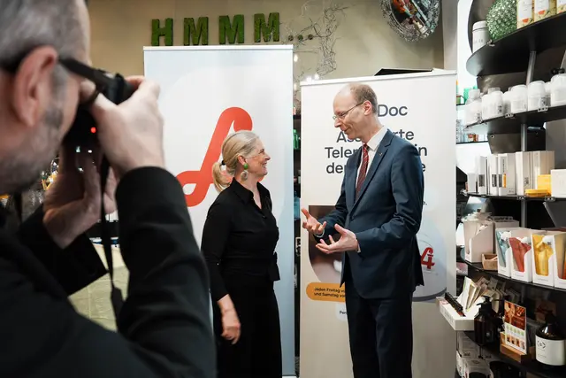 Ulrike Mursch-Edlmayr, Präsidentin der Österreichischen Apothekerkammer, und Hans Aubauer, Uniqa-Leiter, stellten das Pilotprojekt vor.  | Foto: Kaja Jerabek/MeinBezirk