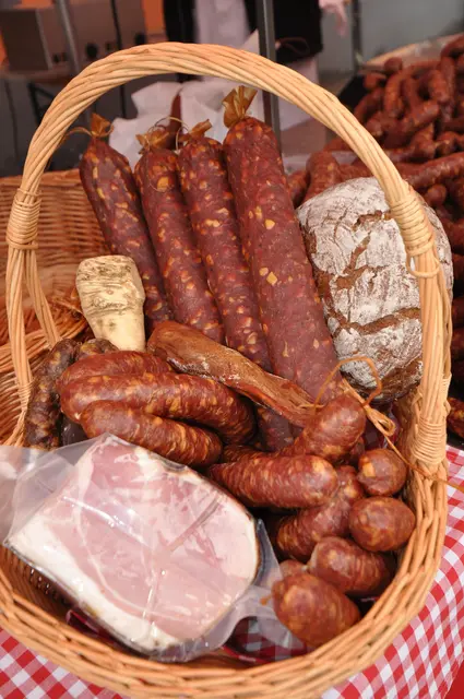 "Alles für den Osterkorb", lautet das Motto am Bleiburger Schinkenfest – mit Erzeugnissen regionaler Bauern und Betriebe. | Foto: Stadtgemeinde Bleiburg