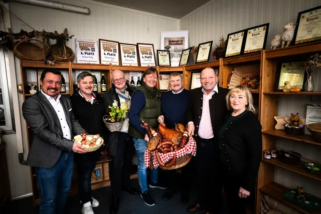 Adrijan Mandl (Stadtgemeinde Bleiburg), Mike Scherwitzl(Wirtschaftsgemeinschaft Petztenland), Marktmeister Prof. Arthur Ottowitz, Gastronom und Mastermind Stefan Breznik, Amtierender Schinkenkaiser Reinhard Prutej, Bürgermeister Daniel Wrießnig, Schinkenkaiserin Gerti Prutej | Foto: Stadtgemeinde Bleiburg