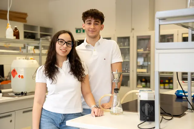 Veronika Nikolova und Abel Hiticas entwickeln mit "ClearFlow" ein selbstreinigendes Filtersystem. | Foto: HTL Braunau