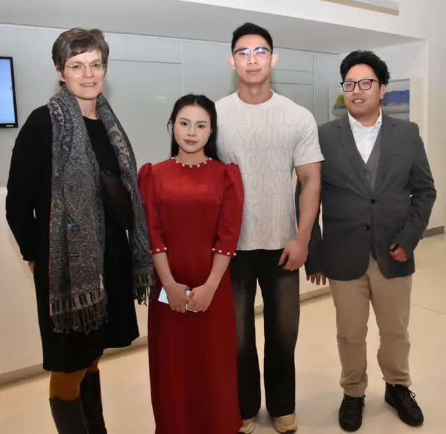 Roswitha Astner mit Thi Phuong Tran, Dinh Thinh 
Phan und Thang Le (v.l.) | Foto: PBZ Waidhofen/Thaya