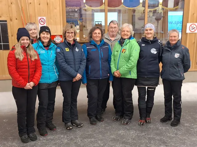 Gruppe A 3. Natalie Aberger, 8. Marianne Luxner, 2. Gertraud Adelsberger, 5 Manuela Trixl, 4. Katrin Straßer, 6. Sabine Trabi, 7. Betty Berger hinten Bezirksobmann Andi Aberger