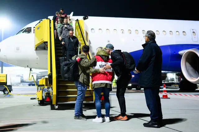 Am Mittwochabend ist in Wien-Schwechat eine erste größere Rückholaktion für österreichische Staatsbürgerinnen und Staatsbürger aus der Nahost-Krisenregion angekommen. | Foto: APA-Images / APA / MAX SLOVENCIK