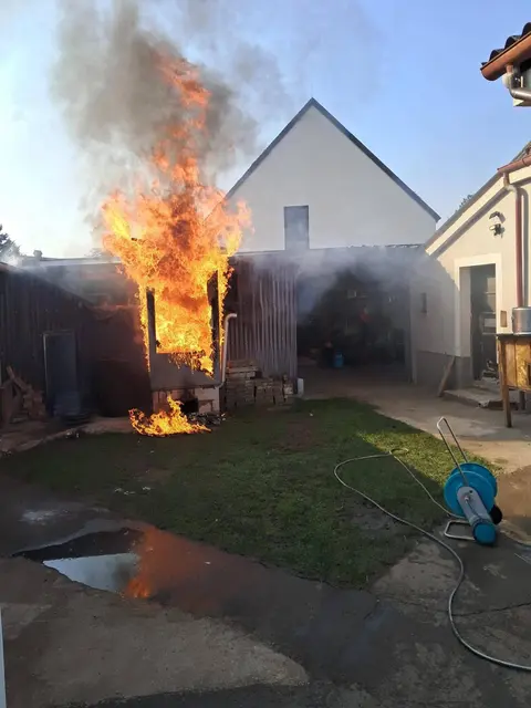 Nach 15 Minuten konnte „Brand aus“ gegeben werden.  | Foto: Freiwillige Feuerwehr Parndorf