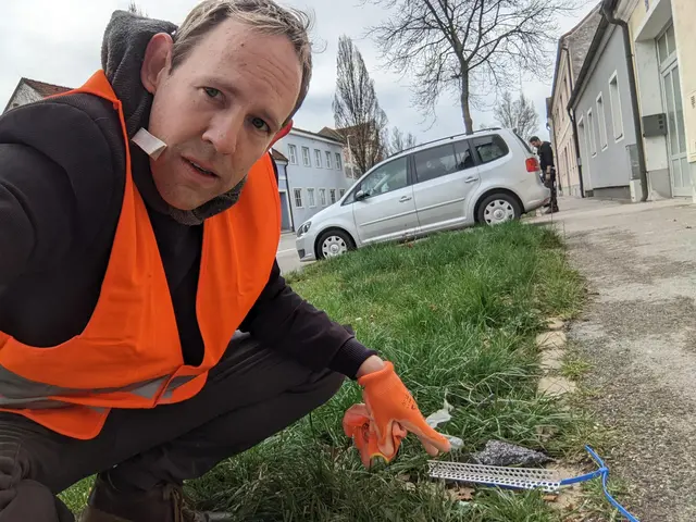 Auch Baustellenmüll landet oft in den Rabatten der Stadt und bleibt dort liegen. | Foto: Georg Ecker