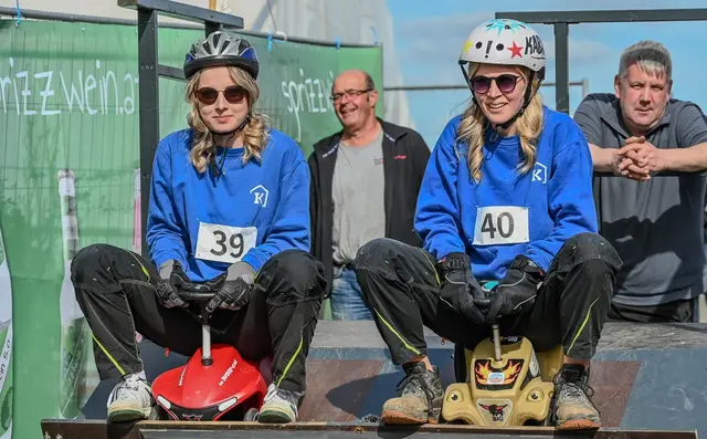 Beim Bobbycar-Rennen geben die Teilnehmer wieder richtig Gas. | Foto: was tuat si