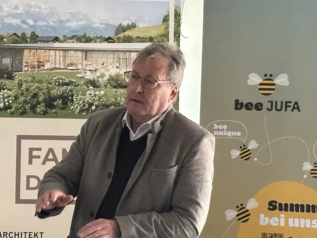 Architekt Hermann Eisenköck präsentiert das neue Hotel-Projekt. | Foto: Emanuel Hasenauer