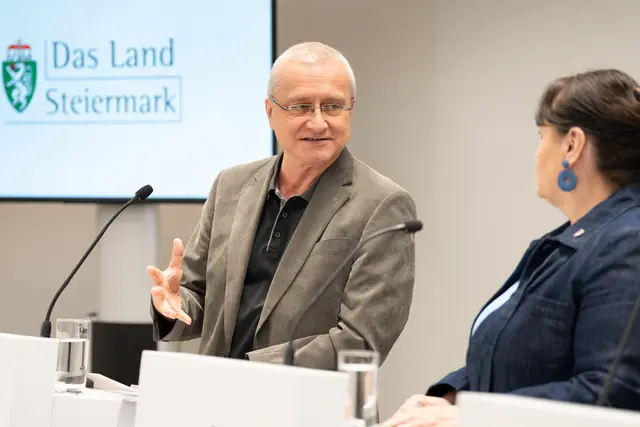 Martin Mayer und sein Team analysierten die aktuellen Zahlen zu den Geschlechter- verhältnissen in der Steiermark.  | Foto: Land Steiermark/Melanie Laimer